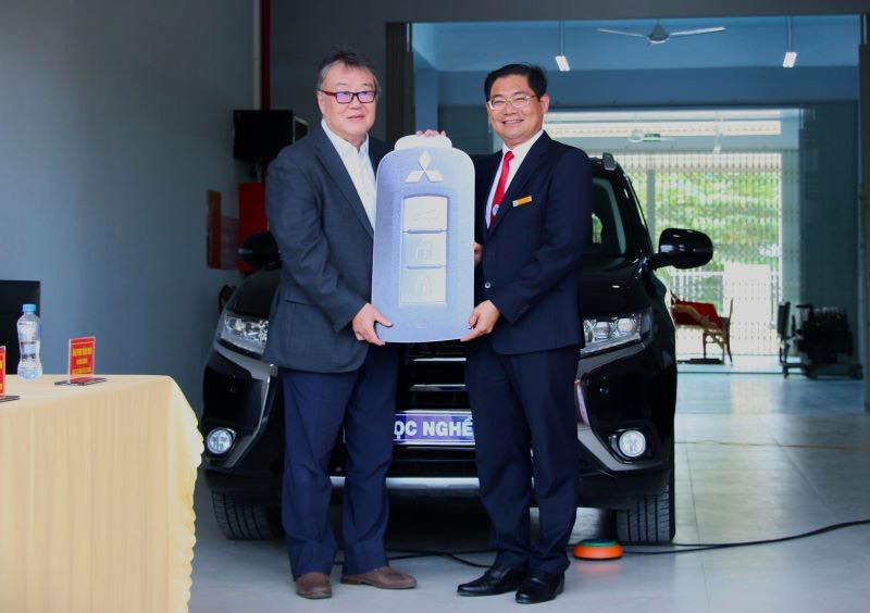 Tặng xe Mitsubishi Outlander Phev cho trường Cao Đẳng Đồng Tháp